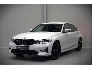 BMW 330e eDrive Edition | Stoelverwarming | Navigatie | Apple Carplay | Parkeersensoren | Keyless | Cruise Control | LED | Leer | Trekhaak | Climate Control |