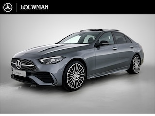 Mercedes-Benz C-klasse 300 e Business Solution AMG | Comfortpakket Plus | Nightpakket | Middenconsole metaalstructuur | Trekhaak | GUARD 360° Plus | Panoramaschuifdak | 360° camera | Diamond grill | 19" multispaaks lichtmetalen AMG-velgen |