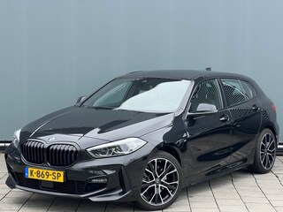 BMW 1-serie BWJ 2021 | 118i 136PK High Ex. AUTOMAAT | LEER | M-PAKKET | CLIMA | NAVI | SPORTSTOELEN | 18'' LMV | STOELVERW | CARPLAY |