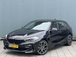 BMW 1-serie BWJ 2021 | 118i 136PK High Ex. AUTOMAAT | LEER | M-PAKKET | CLIMA | NAVI | SPORTSTOELEN | 18'' LMV | STOELVERW | CARPLAY |