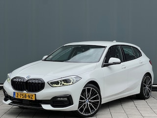 BMW 1-serie BWJ 2021 | 118i 136PK High Ex AUTOMAAT | SPORTSTOELEN | CLIMA | NAVI | CARPLAY | PDC 2X | LEDER/STOF | 18'' LMV