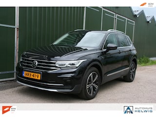 Volkswagen Tiguan 1.4 TSI eHybrid R-Line Business+ SOH 97%, PANORAMADAK, NAVIGATIE, CAMERA,