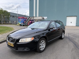 Volvo V70 2.0i Momentum 145 PK. Zeer goed onderhouden en onverwoestbare auto !!! Rijdt ook helemaal nieuw !!