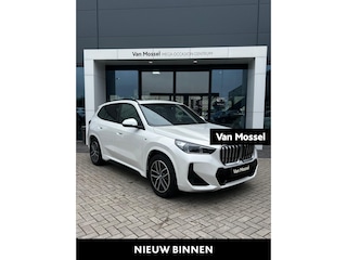 BMW X1 xDrive25e | M-pakket | PANO | Head-up display | 360 Camera | Lane Assist | Blindspot | Stoelverwarming | Lederen bekleding | Keyless | Carplay |
