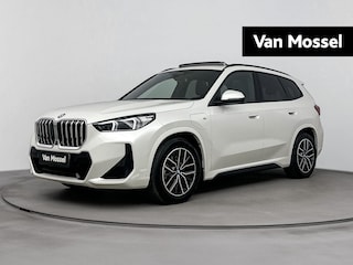 BMW X1 xDrive25e | M-pakket | PANO | Head-up display | 360 Camera | Lane Assist | Blindspot | Stoelverwarming | Lederen bekleding | Keyless | Carplay |