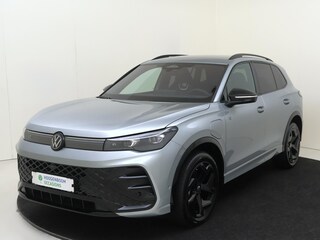 Volkswagen Tiguan 1.5 eHybrid R-Line Edition | SoH 100% | Trekhaak | Head-up display | Black style | 360 camera | Parkeerassistent | Stoel- en stuurwielverwarming | Dodehoek detectie | Keyless |