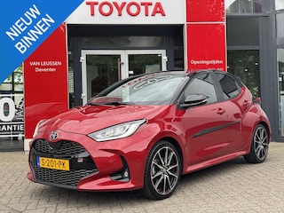 Toyota Yaris 1.5 Hybrid GR Sport PANORAMA DAK 18 INCH LICHT METALEN VELGEN STOEL/STUUR VERWARMING HEAD UP DISPLAY BI-TONE.