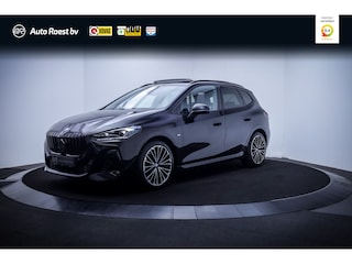 BMW 2-serie Tourer 218iA M-SPORT INNOVATION PANO | HARMAN KARDON | MEMORY | HEAD UP | STUUR+STOELVERW | 360 CAM | MASSAGE | ELEK TREKHAAK | LMV