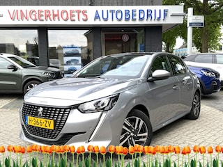 Peugeot 208 100 Pk Benzine ** Automaat ** Luxe Allure * Navigatie * Trekhaak * Panoramadak * 3-D Dashboard * Keyless Start Button * 1/2 Leder Interieur * L.M. Velgen * Vingerhoets; Vierde Generatie Eersteklas Service. Al meer dan 100 jaar een begrip in de Brabantse Kempen.