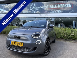 Fiat 500 La Prima by bocelli 42 kWh full option Achteruitrijcamera - Airco - Apple carplay - Navigatie - Parkeersensoren - Panorama dak - Stoelverwarming - Cruise control - Dodehoek detector - Elektrische ramen - Led verlichting - Bluetoot - Keyless start - Stuur leder - Stuur multifunctioneel - Licht metalen velgen 17 inch