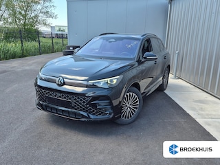 Volkswagen Tiguan 1.5 eHybrid R-Line Edition 272Pk DSG/AUTO | Glazen panorama-dak | Head-up display |  Rondomzicht camera | Trekhaak uitklapbaar | Navigatie | Keyless | Stoel/stuur verwarming | Cruise control adaftief | 18"LMV