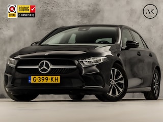 Mercedes-Benz A-klasse 160 Sport (APPLE CARPLAY, GROOT NAVI, CAMERA, LEDER, ZWART HEMEL, SPORTSTOELEN, CRUISE, LANE ASSIST, NIEUWSTAAT)
