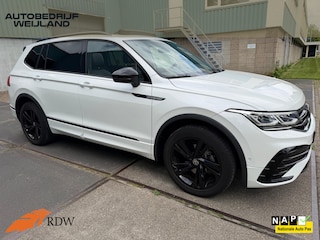 Volkswagen Tiguan 1.5 TSI R-Line Business+ 7P. BLACK-STYLE NIEUWSTAAT I 2X R-line I Virtual I 19" I Keyless I IQ.light I Trekhaak I 7P I NL-auto I Winterpakket I