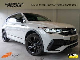 Volkswagen Tiguan 1.5 TSI R-Line Business+ 7P. BLACK-STYLE NIEUWSTAAT I 2X R-line I Virtual I 19" I Keyless I IQ.light I Trekhaak I 7P I NL-auto I Winterpakket I