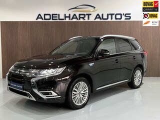 Mitsubishi Outlander 2.4 PHEV Pure+ Automaat / Lederen interieur / Elektrische stoelen / Navigatie full map / Camera / Cruise