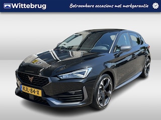 Cupra Leon 1.4 e-Hybrid Performance / AUTOMAAT/ ACC/ DODEHOEK/ PARK.SENSOREN V+A/ CAMERA/ STUUR+STOELVERWARM./ KEYLESS/ DIGITAL DASH/ RIJ-MODI/ DAB/ NAVI/ CLIMA/ LED/ 18'' LMV