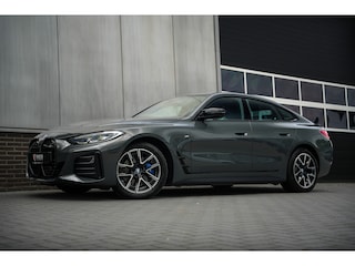 BMW i4 M50 84 kWh 544 pk M-Sportpakket / BTW-Auto/ Dravitgrau/ Harman&Kardon/ Keyless/ Led-Koplamp/ Adap.Cruise/ Lucht-Vering/ Sport-Stoelen/ Stoel.Verw./ Trekhaak/ 18'' LMV