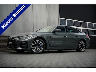BMW i4 M50 84 kWh 544 pk M-Sportpakket / BTW-Auto/ Dravitgrau/ Harman&Kardon/ Keyless/ Led-Koplamp/ Adap.Cruise/ Lucht-Vering/ Sport-Stoelen/ Stoel.Verw./ Trekhaak/ 18'' LMV
