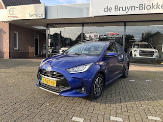 Toyota Yaris 1.5 Hybrid Dynamic 1e eigenaar, dealeronderhouden, parkeersensoren voor, parkeercamera achter, Apple Carplay, Android Auto, Toyota 10 jaar garantie programma, Toyota pechhulppas, rijklaarprijs incl. garantie en onderhoud!