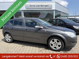 Opel Astra 1.6 Business, navigatie, cruisecontrol, airco, pdc, trekhaak, zeer nette auto, de distributieriem is in 2024 reeds vernieuwd !
