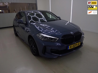 BMW 118i Executive M-Sport+Live-Cockpit+Leder+Led+stoel-verw+Audio-Pack+Premium-Strom-Bay Kleur+Dak-Sioler+Navi +Body-Kitt