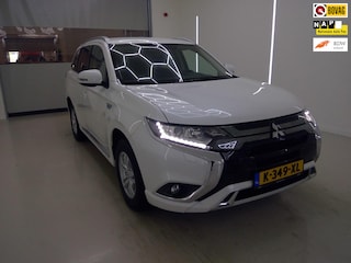 Mitsubishi Outlander 2.4 PHEV Pure 4WD + Camera+Apple-CarPlay-Android+2 oplaad Snoeren = ZEER NETJES !!