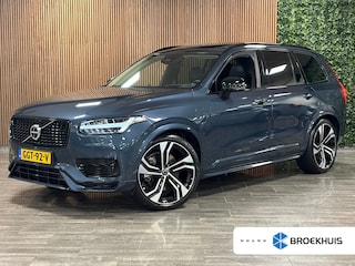 Volvo XC90 T8 AWD Recharge Ultra Dark | Vol! | Bowers & Wilkins | Luchtvering | Stoelventilatie | Trekhaak | 360 Camera | Head-Up Display | Stoelmassage | 455pk | Adaptieve Cruise Control | Stoelverwarming voor+achter | Stuurwielverwarming | Schuifdak | 22 Inch | Full LED  Meesturende koplampen | Pilot Assist | BLIS Dode Hoek Detectie | Alcantara hemelbekleding | Lederen handgrepen en zonnekleppen | Elektrische voorstoelen geheugen | Nappa Lederen bekleding | Zitting verlenging voorstoelen | Lederen Dashboard | Google Infotainment | Keyless Drive | Parkeersensoren voor+achter | Privacy Glass | Elektrisch bedienbare achterklep | Geïntegreerde zongordijnen achterportieren | Geïntegreerd kinderzitje achterin | Verlichte instaplijsten | 7-Persoons | 4-Zone Climate Control | DAB Radio | Apple Carplay/Android Auto | Alarm Klasse III | Draadloos telefoon opladen | Volvo On Call met mobiele App functie | Denim Blue Metallic |