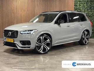 Volvo XC90 T8 AWD Recharge Ultra Dark | Vol! | Bowers & Wilkins | Luchtvering | Stoelventilatie | Trekhaak | 360 Camera | Head-Up Display | Stoelmassage | 455pk | Adaptieve Cruise Control | Stoelverwarming voor+achter | Stuurwielverwarming | Schuifdak | 22 Inch | Full LED  Meesturende koplampen | Pilot Assist | BLIS Dode Hoek Detectie | Alcantara hemelbekleding | Lederen handgrepen en zonnekleppen | Elektrische voorstoelen geheugen | Nappa Lederen bekleding | Zitting verlenging voorstoelen | Lederen Dashboard | Google Infotainment | Keyless Drive | Parkeersensoren voor+achter | Privacy Glass | Elektrisch bedienbare achterklep | Geïntegreerde zongordijnen achterportieren | Geïntegreerd kinderzitje achterin | Verlichte instaplijsten | 7-Persoons | 4-Zone Climate Control | DAB Radio | Apple Carplay/Android Auto | Alarm Klasse III | Draadloos telefoon opladen | Volvo On Call met mobiele App functie | Vapour Grey Metallic |