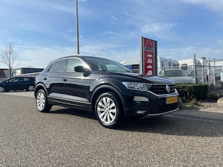 Volkswagen T-Roc 1.0 TSI Style | Adaptive cruise | Trekhaak | Carplay | Elek. Kofferklep | NAVI | All seasonbanden | Elek. bedienbare spiegels + verwarmbaar