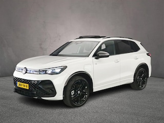 Volkswagen Tiguan R-Line Edition 1.5 TSI eHybrid 272pk DSG Automaat Trekhaak, Panoramadak, Adaptive cruise control, Black style, Elektrische achterklep, LED matrix koplampen
