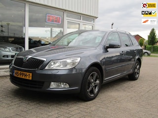 Skoda Octavia Combi 1.2 TSI Elegance Business Line, automaat, trekhaak van binnen en buiten netjes en rijdt en schakelt goed.