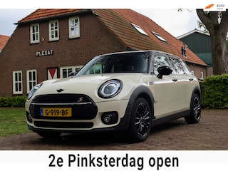 Mini Clubman 1.5 Cooper Business Edition Aut. | Panorama | Sportstoelen | Harman-Kardon | Engelse Achterlichten | Historie |