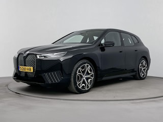 BMW iX xDrive50 Executive 112 kWh | M Sportpakket | Comfort Access pakket | Live Cockpit Professional | Parking Assistant Plus | airco automatisch | airco separaat achter | Apple Carplay/Android Auto | lederen bekleding | navigatiesysteem full map | voorstoelen verwarmd | laser LED koplampen | lichtmetalen velgen 22" | panoramadak var. transparantie | trekhaak elektrisch uitklapbaar |