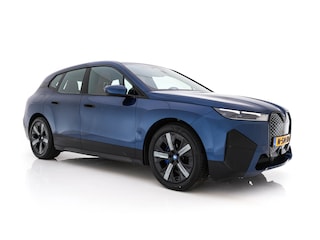 BMW iX xDrive40 High Executive 77 kWh AWD [ 3-Fase-11kW ] {SOH-100%} (INCL-BTW) *LEATHER | TOPVIEW | FULL-LED | MEMORY-PACK | HARMAN/KARDON | BLINDSPOT | WIDESCREEN-COCKPIT | HEATED-COMFORTSEATS | DAB | AMBIENTLIGHT | NAVI-FULLMAP | TOWBAR | HEAD-UP | 21''ALU*