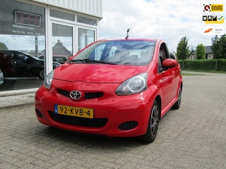 Toyota Aygo 1.0-12V 5 drs Comfort 2de eigenaar van binnen, buiten en technisch goed. Door ons nieuw geleverd en onderhouden.