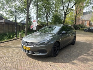 Opel Astra Sports Tourer 1.2 Design & Tech Hemelvaartsdag open 9-12 uur.