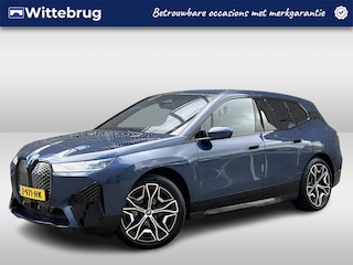 BMW iX xDrive40 Sport Edition 77 kWh / Navigatie / App connect / 360 Camera / Leder / Zwenkbare trekhaak / Head-up display /