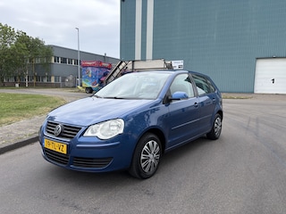 Volkswagen Polo 1.4-16V Optive 5-Deurs 81 PK. Zeer fijn rijdende inruilauto met nieuwe APK !!! Distributieriem en waterpomp vervangen bij 218.000 KM !!