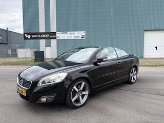 Volvo C70 Convertible 2.4i Intro Edition Automaat 170 PK. Droomauto !!! Zeer goed onderhouden !! Alle keuringen toegestaan ! Distributieriem en waterpomp vervangen in oktober 2022.