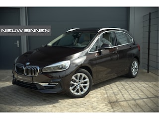 BMW 2-serie Tourer 218i High Executive Luxury Line | Panoramadak | Stoelverwarming | Head-Up Display | Parkeersensoren | Navigatie | Trekhaak | Cruise Control | Climate Control | NAP