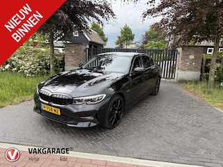 BMW 320e Business Edition Plus | Sportstoelen | Sfeerverlichting | 19Inch | Dealer onderhouden | Camera |