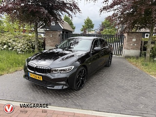 BMW 320e Business Edition Plus | Sportstoelen | Sfeerverlichting | 19Inch | Dealer onderhouden | Camera |