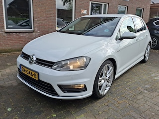 Volkswagen Golf 1.2 TSI Highline R-Line. 1st eigenaar, 100% onderhouden! O.a. trekhaak, stoelverwarming, cruise, bluetooth, etc.