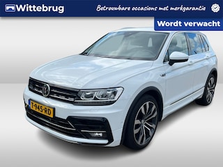 Volkswagen Tiguan 1.5 TSI R-Line Business+ / Digitaal dashboard / Navigatie / App connect / Zwenkbare trekhaak / Suzaka 20 inch / Camera /