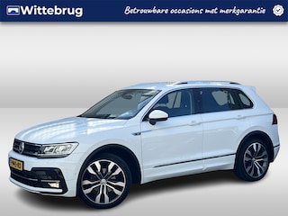 Volkswagen Tiguan 1.5 TSI R-Line Business+ / Digitaal dashboard / Navigatie / App connect / Zwenkbare trekhaak / Suzaka 20 inch / Camera /