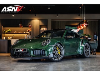Porsche 911 992.2 Coupé 3.6 Turbo S, 711 PK, *ON/STOCK*, Sport/Design/Carbon, OAK/Green, Lift, Burmester, Turbonite/Zwart, NEW!!