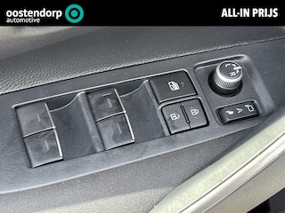 Toyota Corolla Sedan 1.8 Hybrid Dynamic | Parkeersensoren | Carplay | Stoelverwarming | 17 inch LM-velgen |