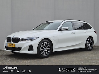 BMW 3-serie Touring 320e xDrive / Trekgewicht 1.500 kg / Dealer onderhouden / Elektrische achterklep / Glazen schuif- en kanteldak / Head Up Display / Stoelverwarming / Achteruitrijcamera / Adaptief cruise control / Apple Carplay Android Auto / Keyless Entry/Start /