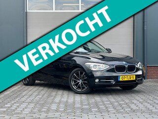 BMW 118i Business+|Automaat|2012|NAP|Dealer|Trekhaak|Cruise|Sport pakket|Navi|PDC|17" LMV