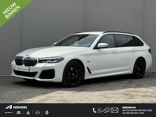 BMW 5-serie Touring 530e High Executive M-SPORT INDIVIDUAL / Dealer Onderhouden / Harman Kardon / 1.700 kg Trekgewicht / Elektrische Verstelbare Stoelen / Stoelverwarming / Parkeersensoren Voor en Achter / Elek. Achterklep / Navigatie /